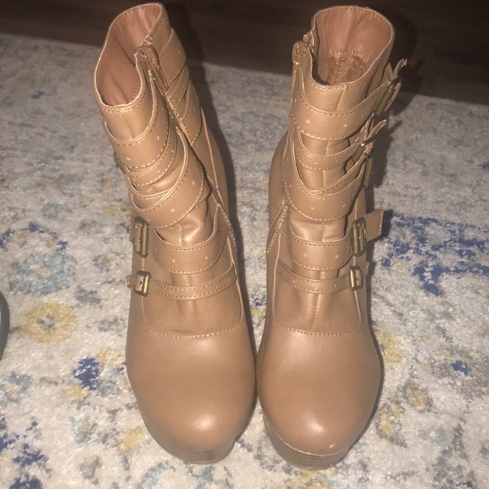 Camel booties